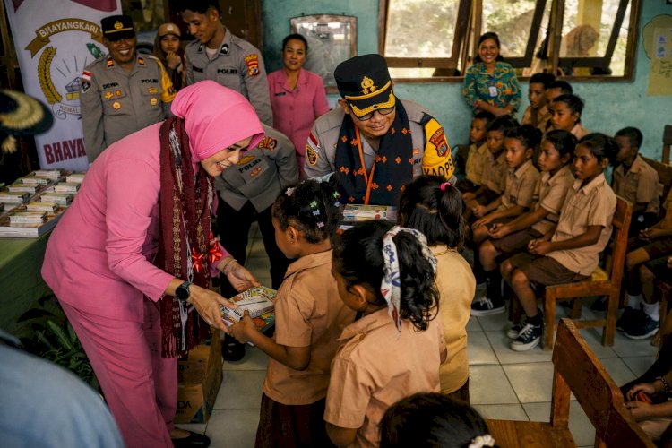 Polri Peduli Pendidikan, Kapolres Nagekeo Salurkan Bantuan Kapolda NTT kepada Siswa SDI Mauponggo