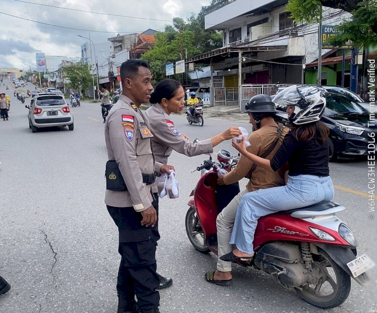Subsatgas Binmas Ops Ketupat Turangga 2026 Bagikan Takjil untuk Masyarakat di Kota Kupang