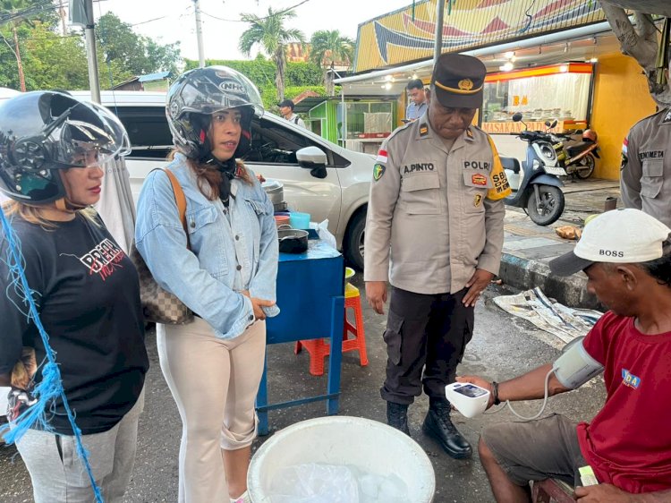 Ramadan Sehat di Kota Kupang, Biddokkes Polda NTT Cek Kesehatan dan Beri Vitamin Gratis Bagi Masyarakat