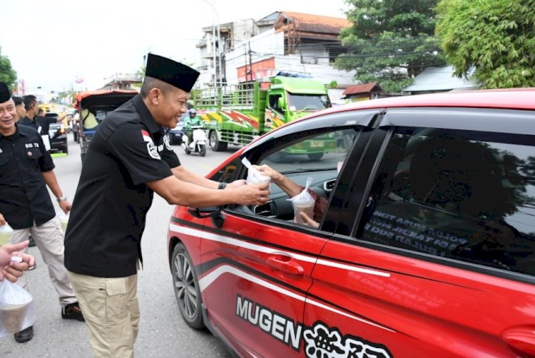 Berbagi di Bulan Ramadhan, Bid TIK Polda NTT Bagikan Ratusan Takjil untuk Masyarakat