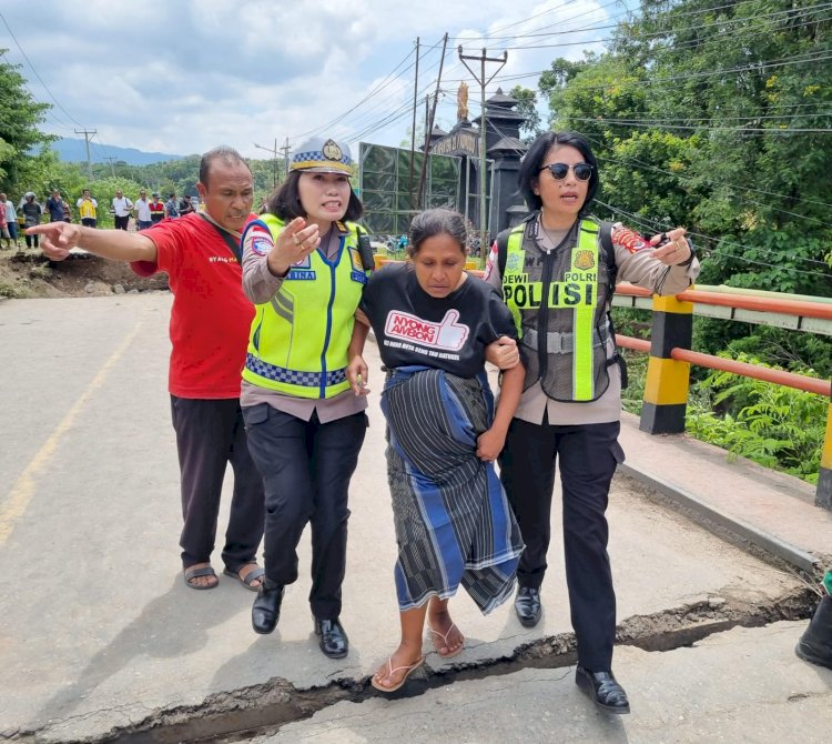 Sigap dan Humanis, Polwan Polda NTT Evakuasi Ibu Hamil yang Hendak Melahirkan di Lokasi Jembatan Ambruk Naibonat