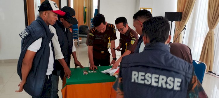 Ditresnarkoba Polda NTT Tahap II-kan Lima Tersangka Narkotika ke Kejari Ngada, Plh. Dirresnarkoba Kombes Pol Sadjimin: Proses Sesuai Prosedur