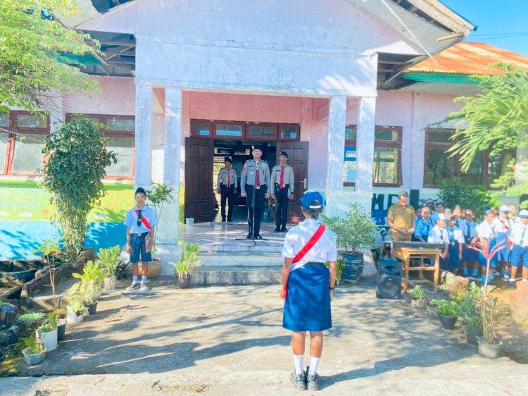 Polisi Jadi Inspektur Upacara di SMPN 18 Kupang, Tanamkan Disiplin dan Jauhi Narkoba Sejak Dini