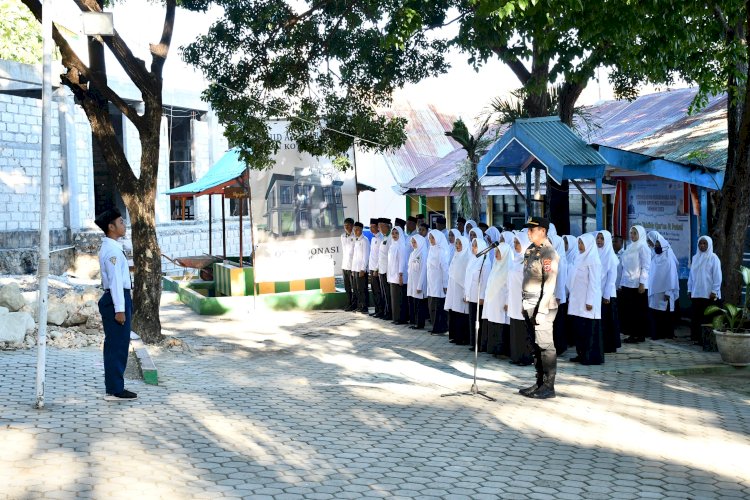 Polda NTT Edukasi Ratusan Pelajar MTs Kupang Lewat Upacara Bendera
