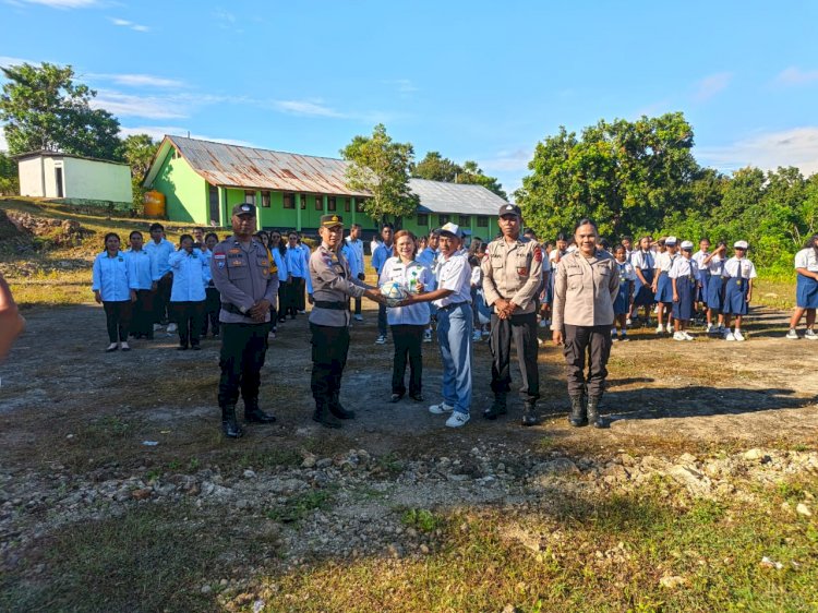 Ipda Kadek Suadyana Jadi Irup di SMA Kristen Negeri Kupang, Serahkan Sarana Kontak untuk Dukung Aktivitas Pelajar