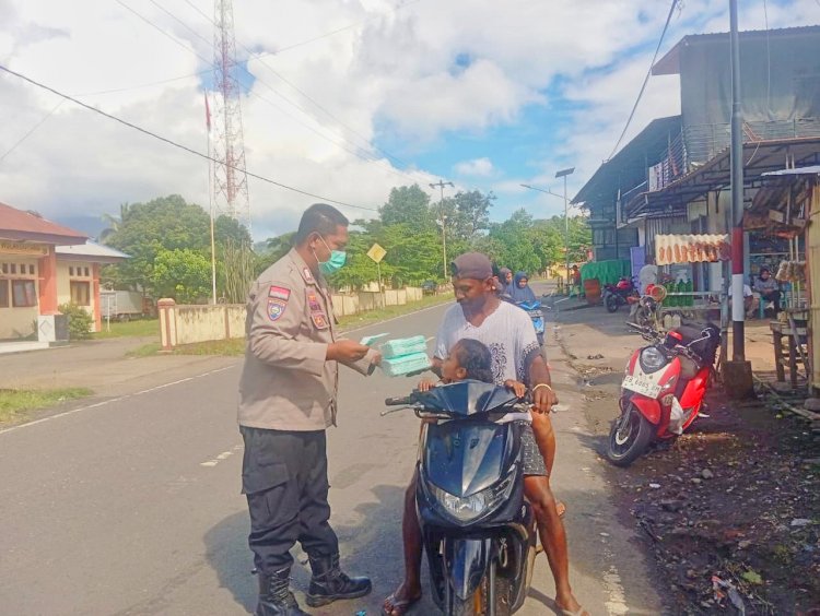 Bhabinkamtibmas Desa Boru Bagikan Masker, Lindungi Warga dari Abu Vulkanik Lewotobi