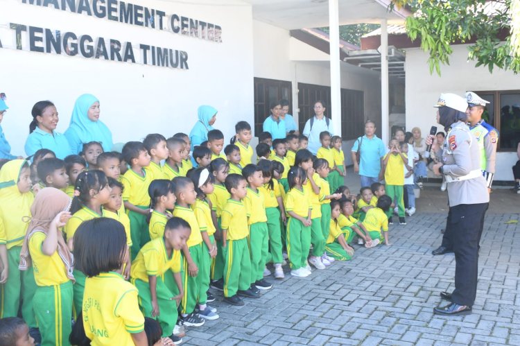 Ceria di Kantor Polisi, Anak TK Pembina Kupang Belajar Tertib Lalu Lintas Bersama Ditlantas Polda NTT
