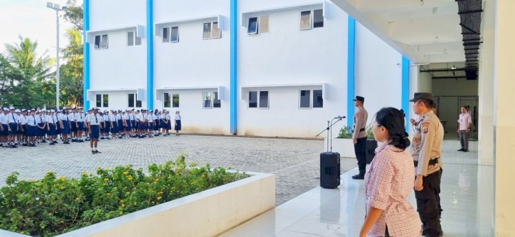 Polda NTT Tanamkan Disiplin dan Literasi Digital Lewat Polisi Jadi Inspektur Upacara di Sekolah-sekolah Kupang