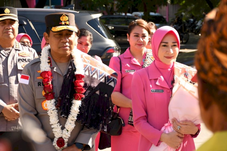 Kapolda NTT Disambut Adat Natoni dan Lagu “Polisi Flobamora” Saat Kunjungan Kerja di Polresta Kupang Kota