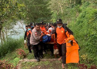Kapolres Manggarai Timur Pimpin Evakuasi Korban Tenggelam di Danau Ranamese, Ditemukan Setelah Tiga Hari Pencarian