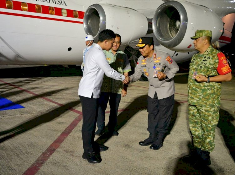 Kapolda NTT Sambut Kedatangan Wapres RI Gibran Rakabuming Raka di Bandara El Tari Kupang