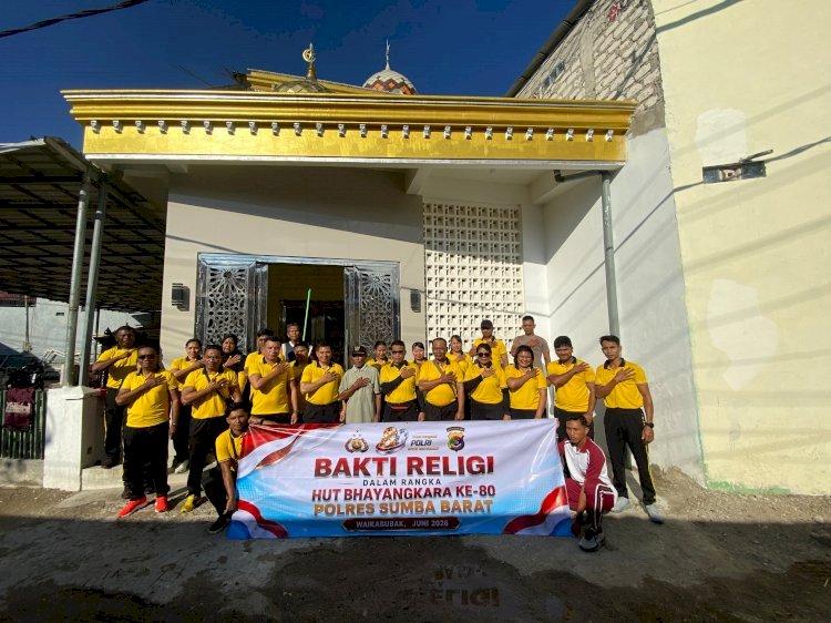 Sambut Hari Bhayangkara ke-80, Kapolres Sumba Barat Pimpin Bakti Religi di Masjid dan Pura