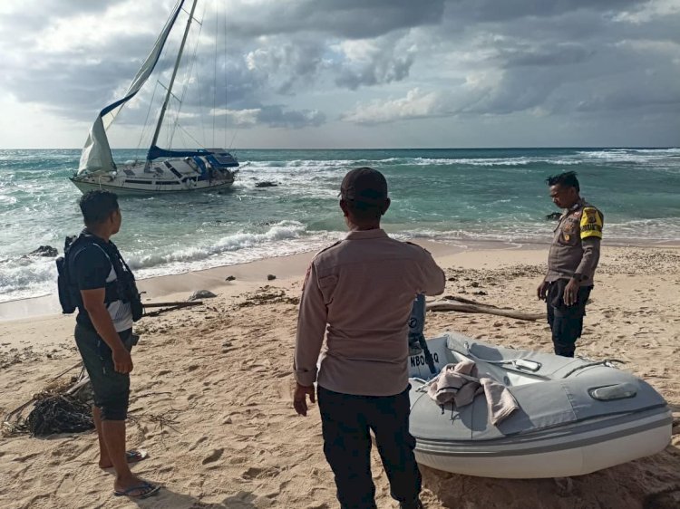Kapal Yacht Berbendera Australia Terdampar di Pantai Rote Timur, Polisi Lakukan Pengamanan dan Penyelidikan