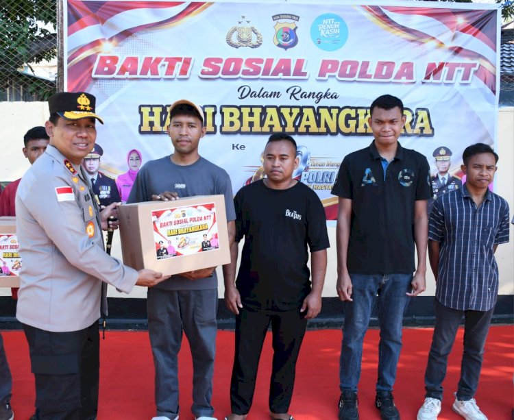 Kapolda NTT Bagikan 100 Paket Sembako, Wujud Kepedulian Polri kepada Masyarakat di HUT Bhayangkara ke 80