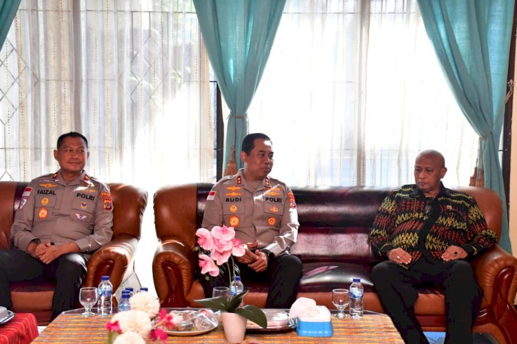 Momentum HUT Bhayangkara ke-80, Kapolda NTT Anjangsana ke Rumah Sesepuh Polri Irjen Pol. (Purn.) Jacky Uly Perkuat Silaturahmi dan Jalin Komunikasi untuk Kemajuan Polda NTT
