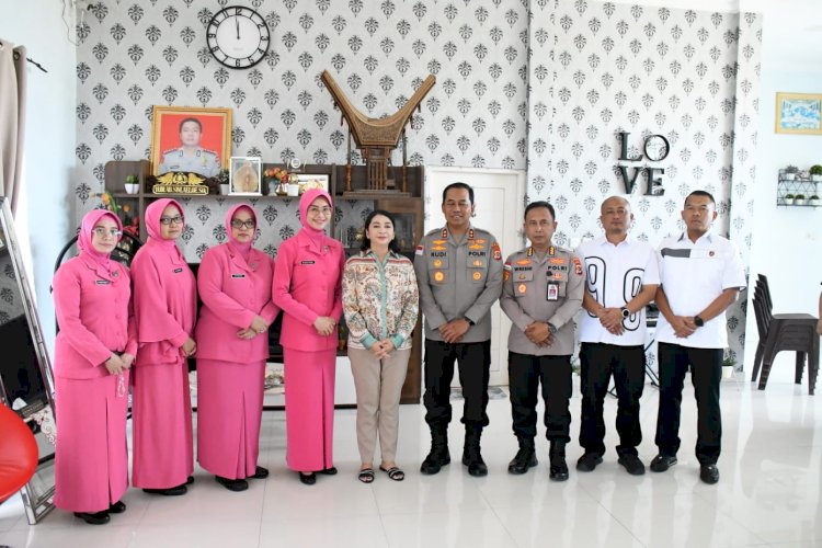 Menjaga Ikatan Pengabdian yang Tak Pernah Usai, Kapolda NTT Sambangi Warakawuri Almarhum Kombes Pol Yudi Sinlaloe