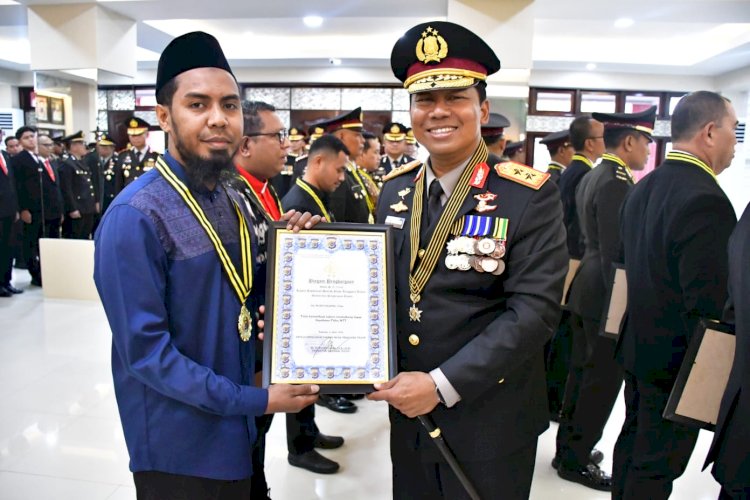 Kapolda NTT Berikan Penghargaan kepada Personel dan Tokoh Berprestasi, Wujud Apresiasi atas Dedikasi bagi Institusi dan Masyarakat