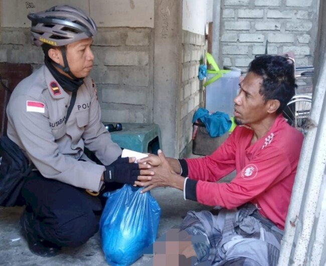 Gowes Sambil Bawa Beras, Kapolsek Ende Tempuh Jarak Jauh Demi Bantu Penyandang Disabilitas