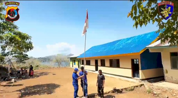 Sambut HUT Ke-81 RI, Ditpolairud Polda NTT Bangun Tiang Bendera di Sekolah Pulau Kukusan, Wujudkan Semangat NTT Penuh Kasih