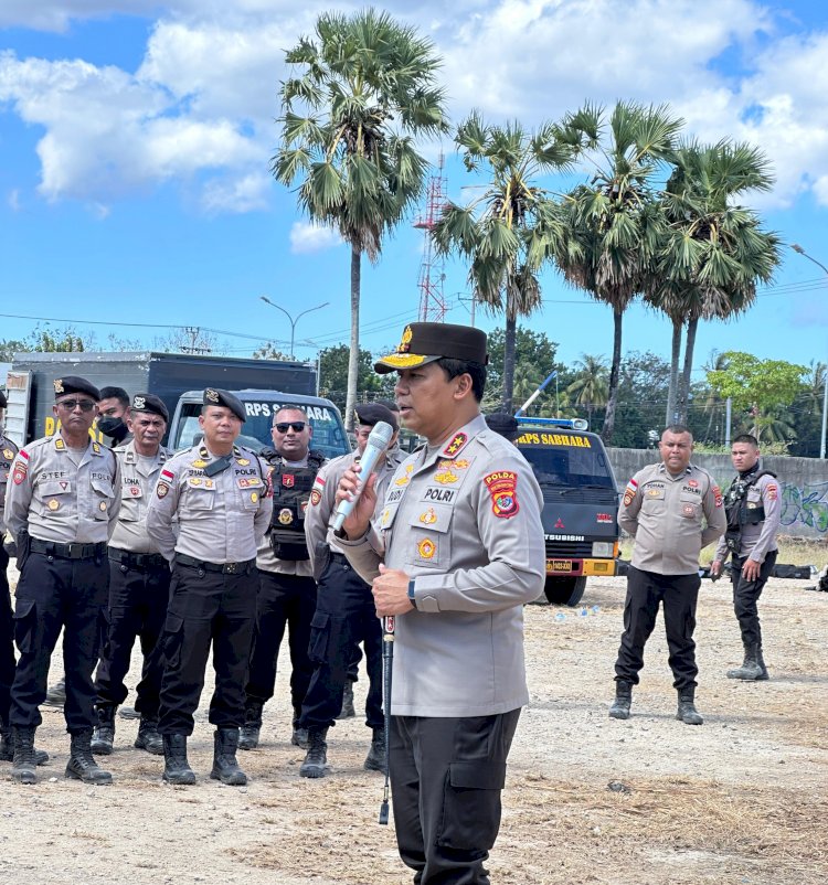 Kapolda NTT Beri Motivasi Personel Ditsamapta Saat Simulasi Pengendalian Massa