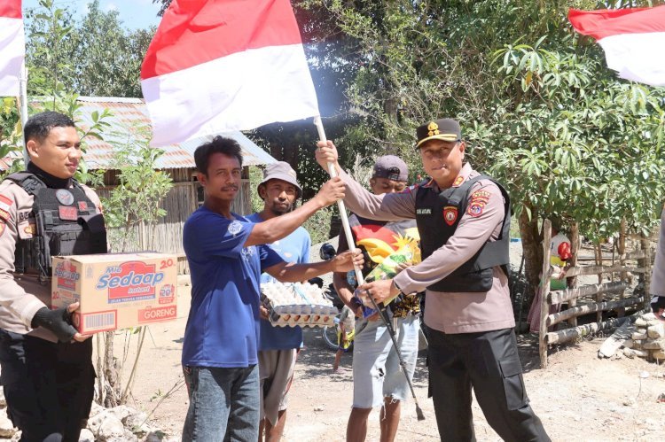 Jelang HUT RI ke-81, Kapolres Belu Patroli Perbatasan Sambil Bagikan Bendera dan Sembako