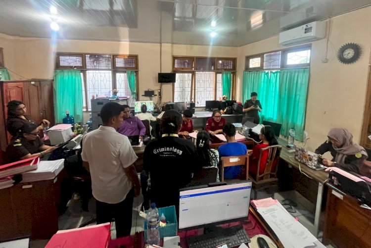 Tuntas P-21, DitresPPA-PPO Polda NTT Serahkan Tersangka dan Barang Bukti Kasus Dugaan Persetubuhan dan Pemerkosaan ke Kejari Kota Kupang