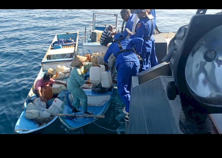Polairud Polda NTT Salurkan Air Bersih untuk Warga Pulau Kera, Semarakkan HUT ke-81 RI
