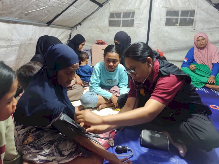 Polri Hadir di Tengah Pengungsi Gempa Flores, Puluhan Warga Jalani Pemeriksaan Kesehatan di Posko Gelora Samador