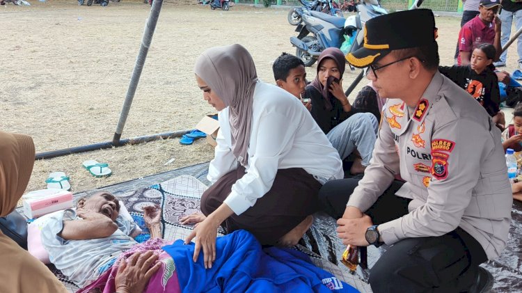 Kapolres Nagekeo Bersama Ketua Bhayangkari Cabang Nagekeo Kunjungi Tenda Pengungsian Korban Gempa di Lapangan Berdikari Danga