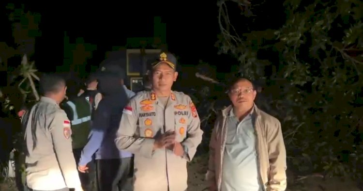 Malam Hari, Polisi dan Warga Berjibaku Buka Akses Jalan Tertutup Longsor Akibat Gempa di Manggarai Timur