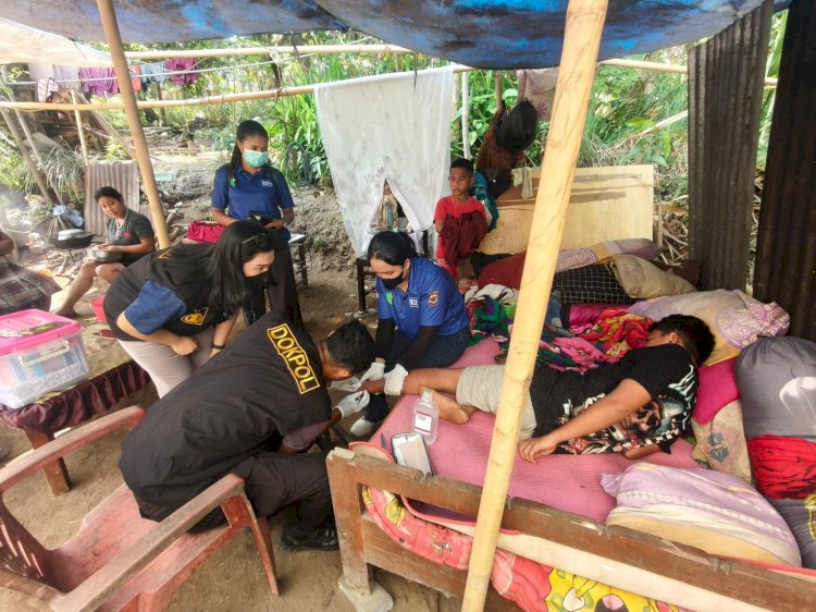 Polda NTT Pastikan Kesehatan Pengungsi Pasca Gempa Terjaga, Tim Dokkes Polres Ende Berikan Pemeriksaan dan Obat-obatan