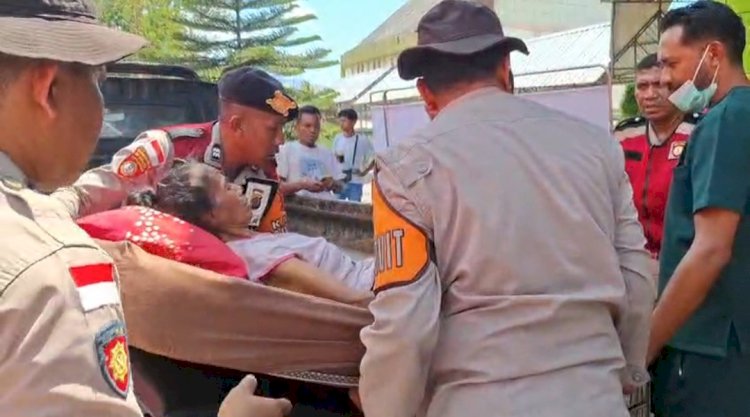 Sigap di Tengah Bencana, Personel Sabhara Polres Sikka Bantu Nakes Evakuasi Korban Gempa di RS TC Hillers Maumere