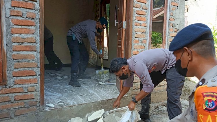Pasca Gempa Flores, Polres Ende dan Brimob Bahu-membahu Bersihkan Rumah Warga di Lokoboko