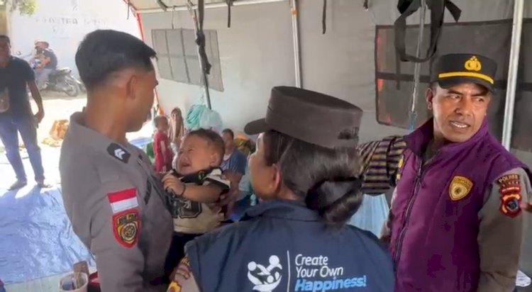 Tim Psikologi Polda NTT Hadir di Pengungsian Gelora Samador, Pulihkan Trauma Warga Pascagempa Flores