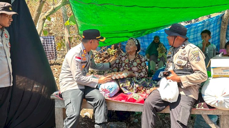 Kapolres Manggarai Timur Bersama Jajaran Salurkan Bansos ke Tenda Darurat Warga Terdampak Gempa di Lamba Leda Utara