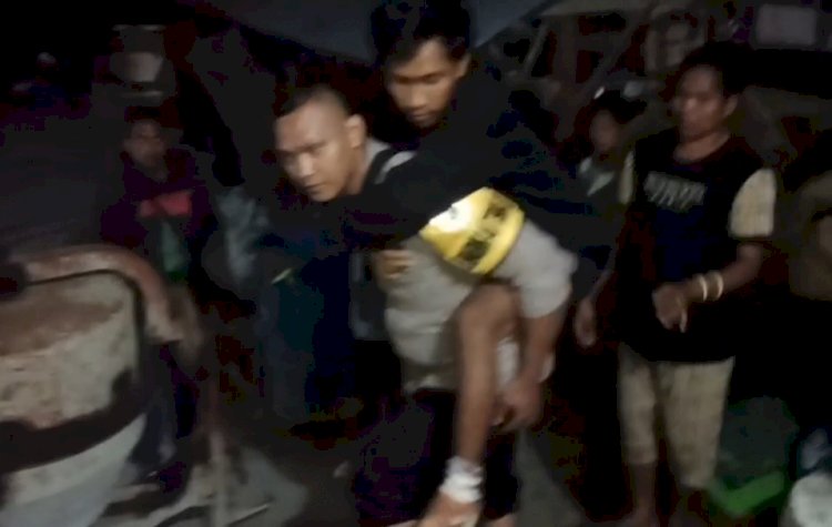 Bhabinkamtibmas dan Personel Polairud Polda NTT Evakuasi Dua Korban Luka Berat Gempa di Palue ke RS TC Hillers Maumere