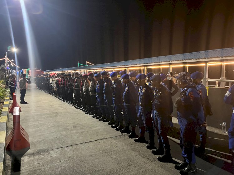 125 Personel Polda NTT Diberangkatkan dari Kupang ke Flores Menggunakan Kapal Ile Labalekan