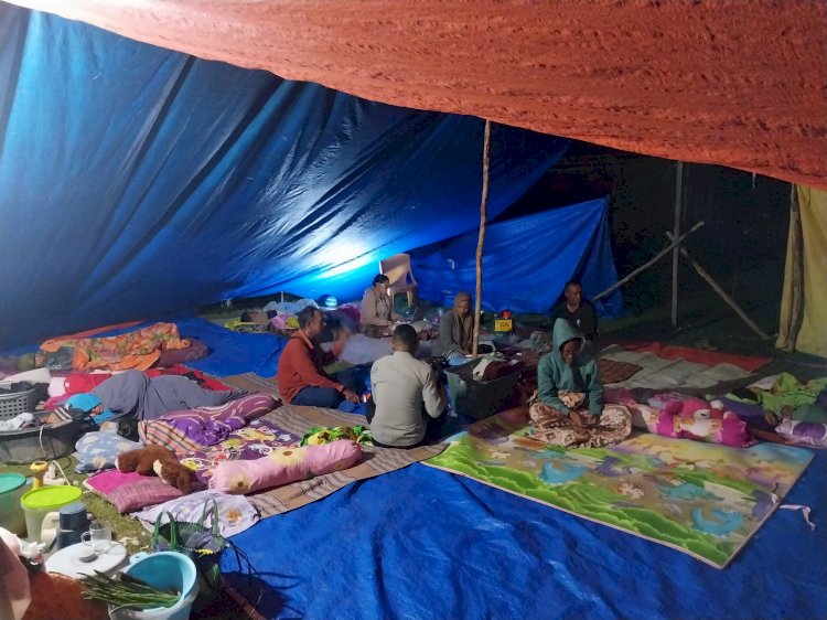 Bhabinkamtibmas Brigadir Fedelis Nada Kawal Pengungsi Gempa di Tendakinde, Nagekeo