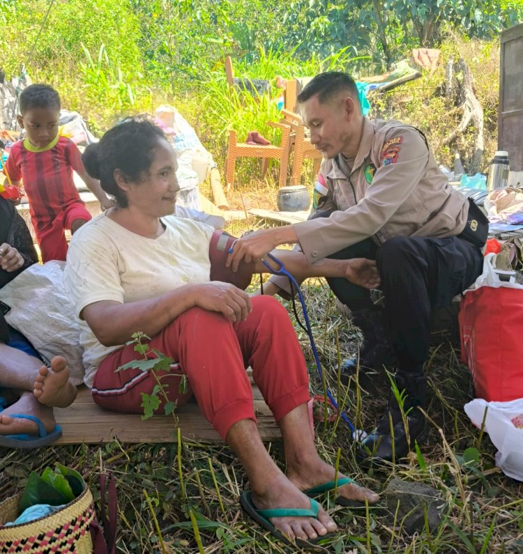 Polres Ngada Hadir di Tengah Pengungsi Desa Naru, Berikan Layanan Kesehatan dan Trauma Healing