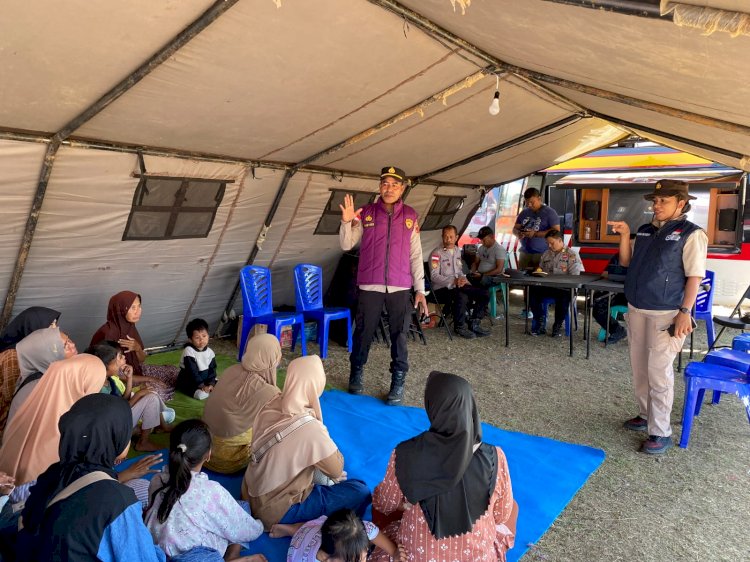 Polda NTT Hadir untuk Warga Terdampak Gempa Sikka, Gelar Terapi USEFT
