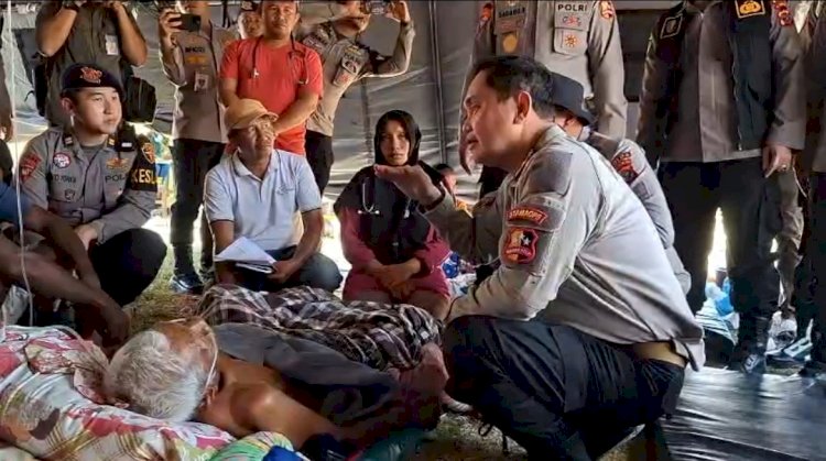 Wakapolda NTT Dampingi Astamaops Kapolri Tinjau Posko Pengungsian Korban Gempa di Reo