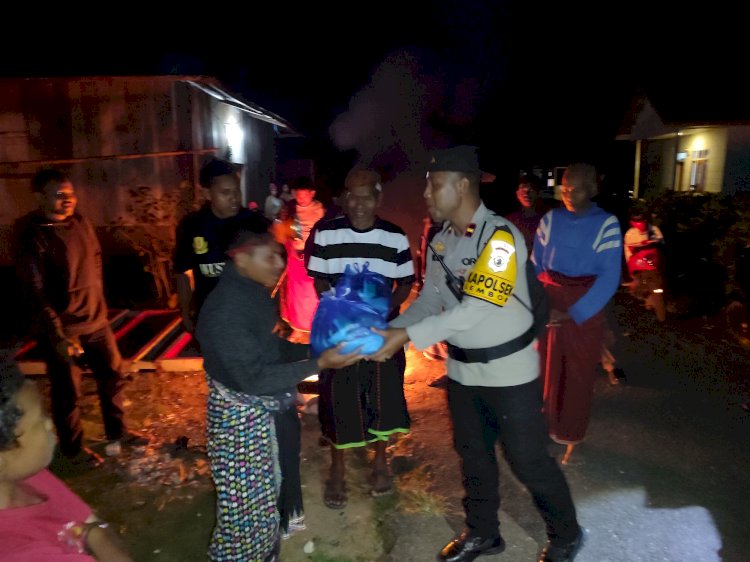 Polri Peduli Korban Gempa Flores: Kapolsek Lembor Tembus Malam Salurkan Bantuan Sembako