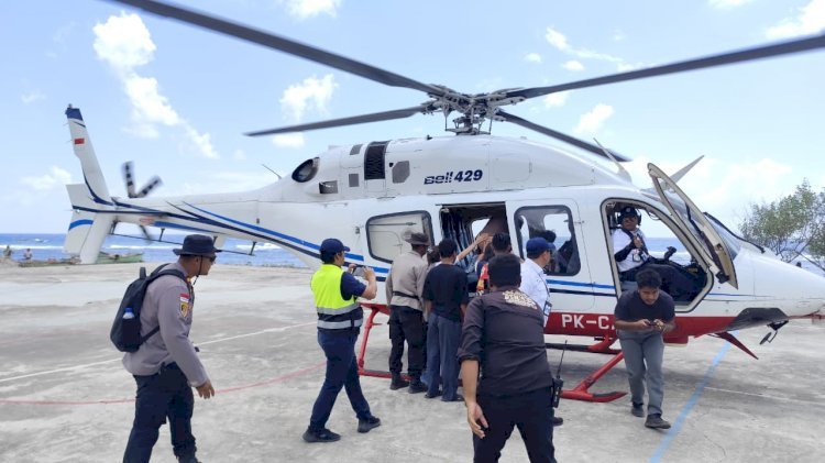 Tembus Jalur Udara, Polri Evakuasi Dua Warga Palue: Lansia Korban Reruntuhan dan Ibu Hamil Siap Bersalin