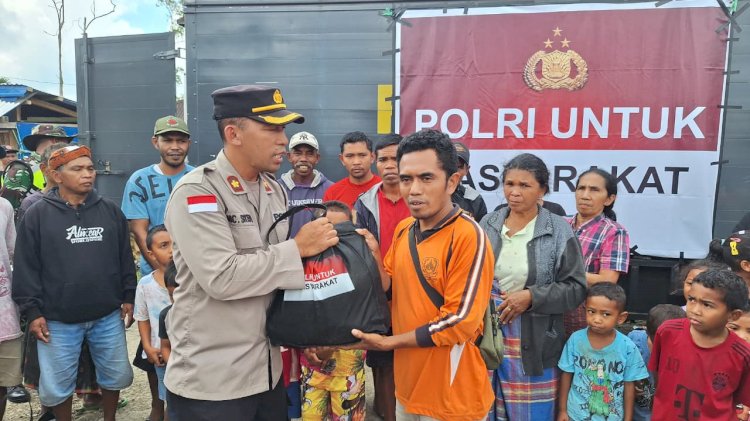 Polri Salurkan Bantuan Sosial kepada Warga Terdampak Bencana di Rahong Utara
