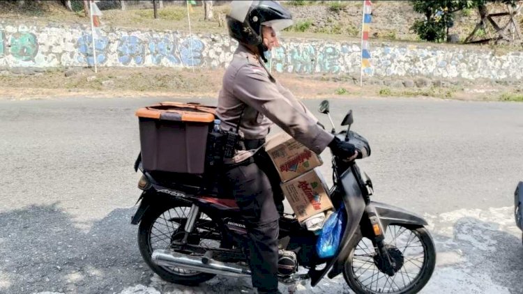 Tak Menunggu Fasilitas, Kapolsek Ende Gunakan Sepeda Motor untuk Bantu Warga Korban Gempa
