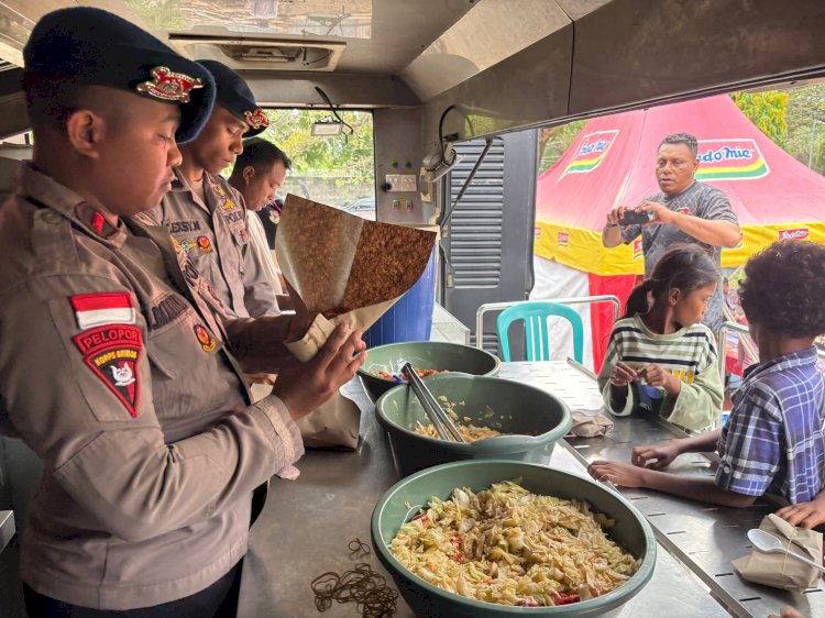 Polri Hadir di Tengah Warga, Dapur Lapangan Brimob NTT Siapkan Makanan untuk Korban Gempa di Nagekeo