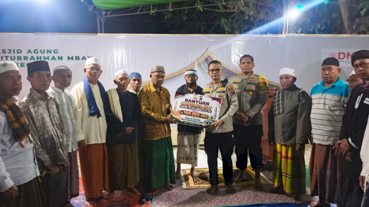 Peduli Rumah Ibadah Terdampak Gempa, Kapolda NTT Salurkan Bantuan Rp100 Juta untuk Masjid Agung Baiturrahman Mbay