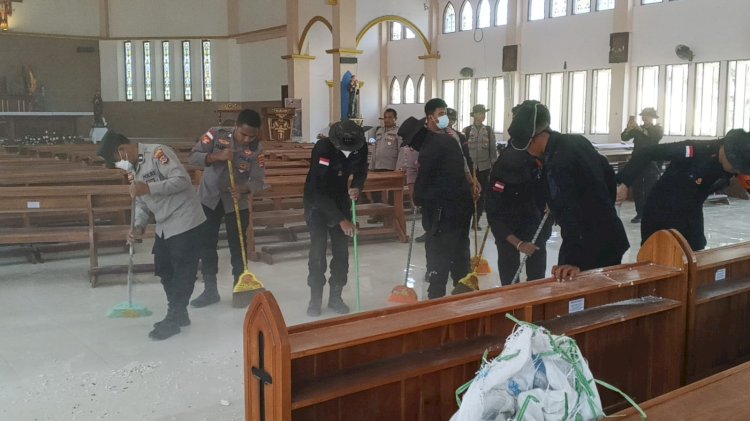 Polri Hadir di Tengah Warga, Kapolres Nagekeo Pimpin Bakti Sosial Bersihkan Gereja Pasca Gempa Flores