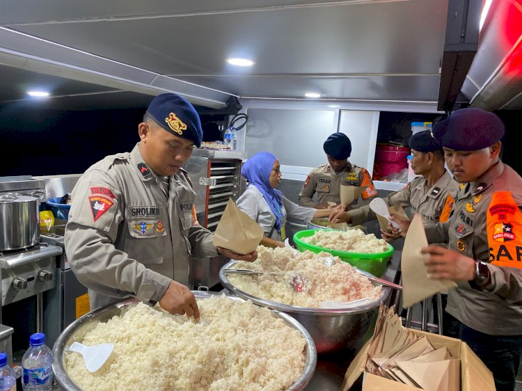 Dapur Lapangan Polri Hadir di Pengungsian Reok, Ribuan Nasi Disiapkan untuk Warga Terdampak Gempa