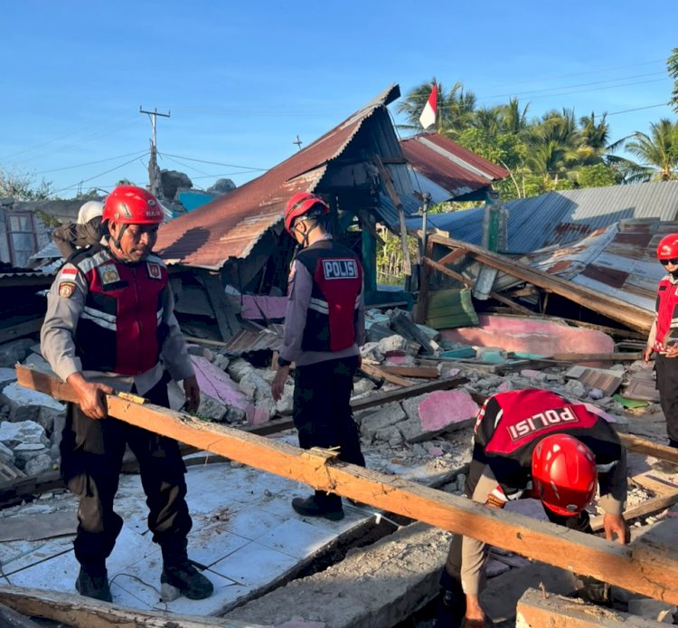 Polri Peduli, Ditsamapta Polda NTT Gerak Cepat Evakuasi Barang Warga dari Reruntuhan Rumah Pascagempa di Manggarai Timur